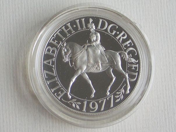 British coin of the Queen’s silver jubilee in 1977 – (0283-2)